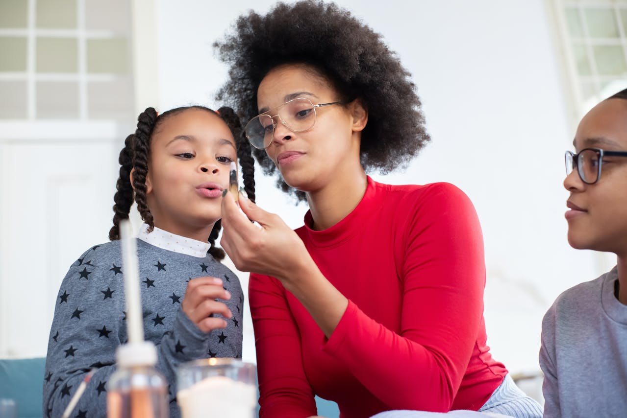 Acheteuse utilisant son téléphone pour acheter en ligne